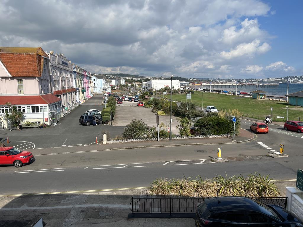 Lot: 141 - SPACIOUS APARTMENT WITH POTENTIAL FOR SUB-DIVISION WITH EXTENSIVE SEA VIEWS -